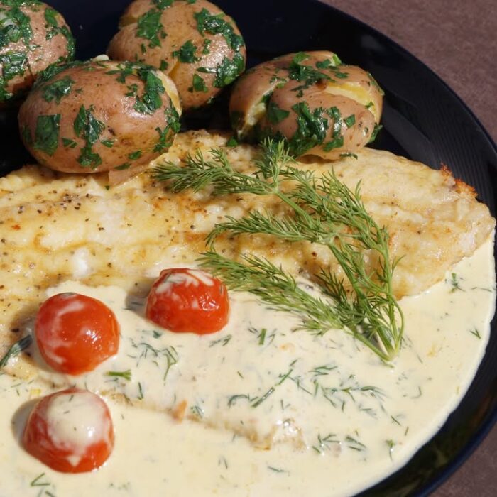 Stekt rödspätta med tomat & senapssås. 5 ingredienser (potatisen medräknad). Lätt, lätt, lätt (och gott, gott, gott).

4 portioner

800 g rödspättafilé

5 dl grädde
2 msk dijonsenap
0,5 knippe färsk dill
250 g körsbärstomater

Till servering: kokt potatis

Sås: Koka upp grädde och senap. Tillsätt hackad dill och grovt skurna tomater. Krydda med salt och smaka ev. av med mer dijonsenap. Låt sjuda 3-5 minuter eller tills tomaterna börjar bli mjuka.

Fisk: Salta och peppra fisken. Stek den i hälften smör och hälften olja på medelvärme. Ta upp fisken när den är färdig, dvs när den är helt vit igenom.
Servera med kokt eller pressad potatis.

Fler rödspättarecept hittar du här: https://grimsis.se/fiskrecept

Förutom att rödspättan är god är den också väldigt nyttig. Den innehåller bla:

Protein, behövs bland annat för att bygga upp celler och för att bilda enzymer och hormoner

Vitamin A, bra för syn, hud och slemhinnor

Vitamn D, främjar bildandet av ben

Vitamin B12, används vid produktion av röda blodkroppar

Vitamin B Niacin, bra för ämnesomsättningen, huden, nerverna

Vitamin B Tiamin, viktigt för hjärnan, nervsystemet och kroppens ämnesomsättning av kolhydrater

Vitamin B Pantotensyra, viktig beståndsdel i koenzym A som katalyserar förbränningen av fetter